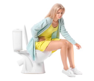 Beyaz arka planda sık sık işeme sorunu olan bir kadın. Diyabet belirtileri