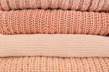 Arka planda kalın kış giysileri yığını