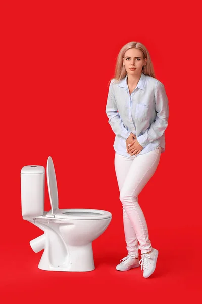 Kvinna Med Problem Med Täta Urinering Färg Bakgrund Diabetessymtom — Stockfoto