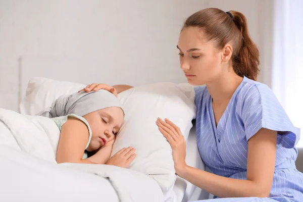 Woman Visiting Her Daughter Who Undergoing Course Chemotherapy Clinic Childhood — Stock Photo, Image