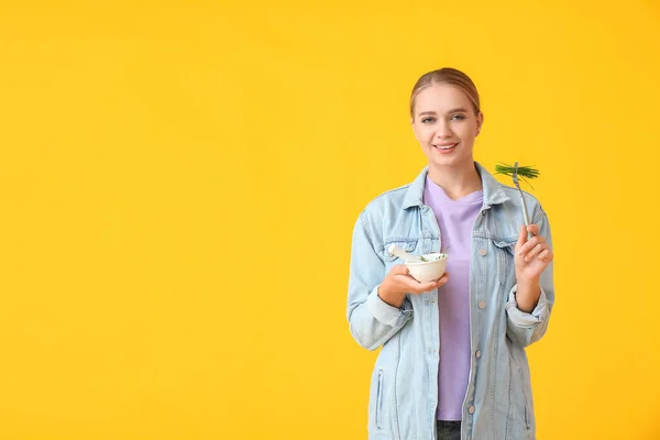 Young Woman Eating Wheatgrass Color Background — Stock Photo, Image