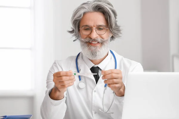 Senior Doctor Thermometer Clinic — Stock Photo, Image