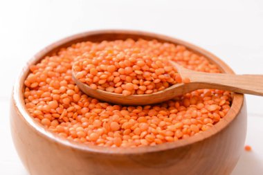 Tabakta çiğ mercimek ve kaşık, yakın plan.