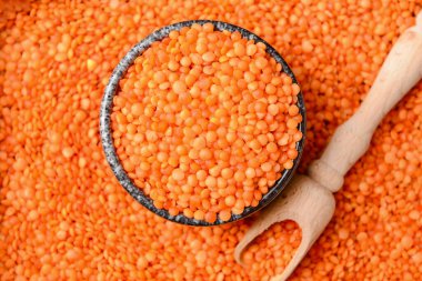 Bir kase çiğ mercimek.