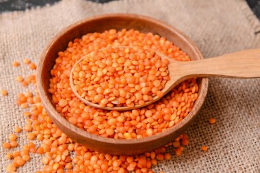 Tabakta çiğ mercimek ve kaşık