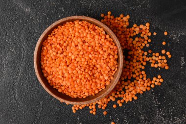 Masada çiğ mercimek var.