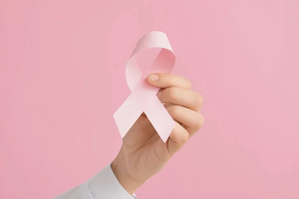 Mano Femenina Con Cinta Rosa Sobre Fondo Color Concepto Conciencia — Foto de Stock