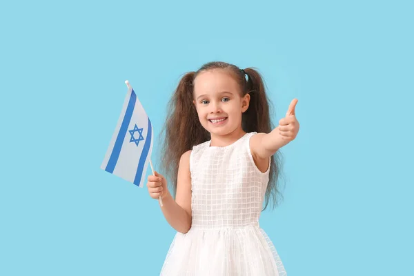 Liten Flicka Med Flagga Israel Visar Tummen Upp Färg Bakgrund — Stockfoto