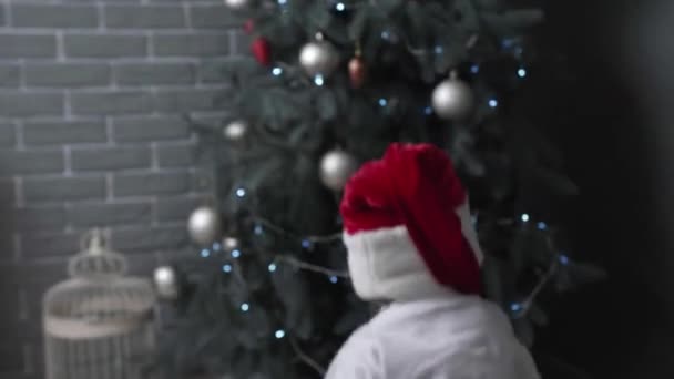Маленький Хлопчик Різдвяним Подарунком Вдома — стокове відео