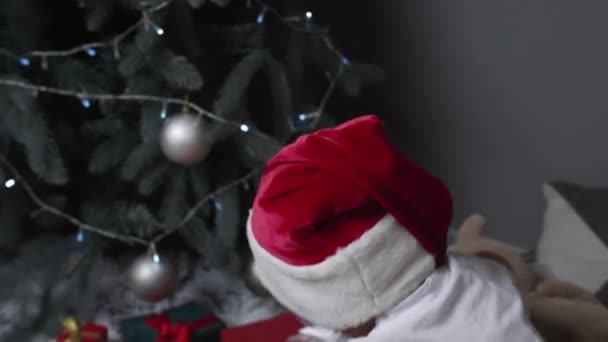 Petit Garçon Avec Cadeau Noël Maison — Video