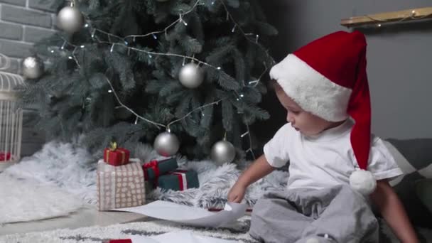 Kisfiú Rajzol Otthon Karácsony Este — Stock videók
