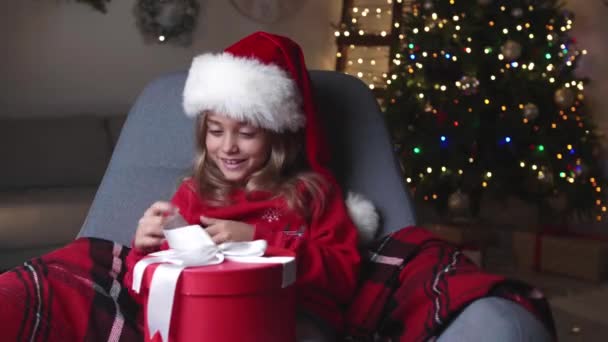 Petite Fille Mignonne Ouvrant Cadeau Noël Maison — Video