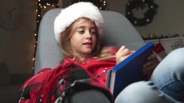 Nettes Kleines Mädchen Schreibt Brief Den Weihnachtsmann Hause — Stockvideo