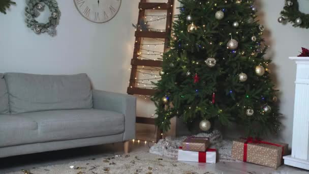 快乐的小女孩在家里的圣诞树下接受礼物 — 图库视频影像