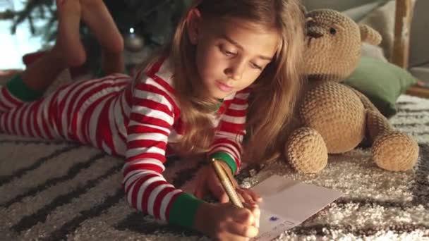 Linda Niña Escribiendo Carta Santa Casa — Vídeos de Stock
