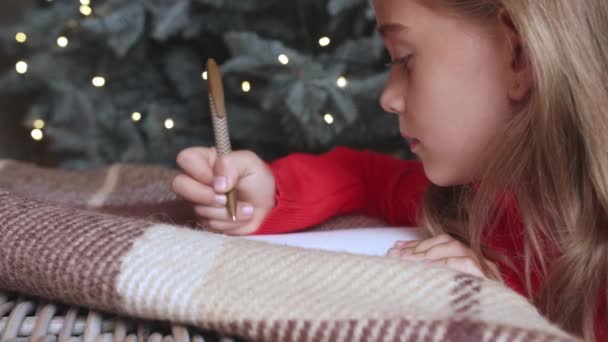 Cute Little Girl Piśmie List Mikołaja Domu — Wideo stockowe