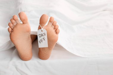 Çıplak ayakla yatakta uzanan bayanlara kapalı mesaj atma günü