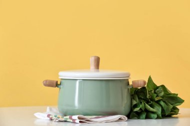 Esrar pişirme ve masadaki ürünler renk arkaplanına karşı