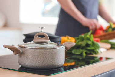 Mutfaktaki ocakta tencere pişiriyorum.