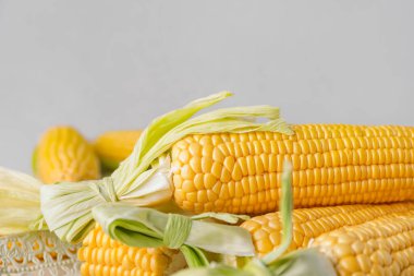 Masada taze mısır koçanı tepsisi