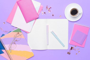 Renkli arka planda bir fincan kahveli kırtasiye.