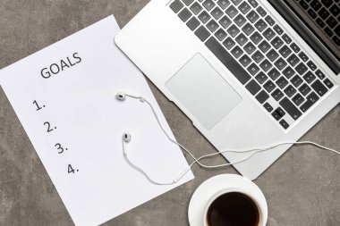 Grunge arkaplanındaki dizüstü bilgisayarla yapılacaklar listesi boş