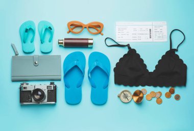 Renk arkaplan üzerinde seyahat ögeleri kümesi