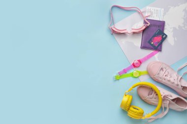 Renk arkaplan üzerinde seyahat ögeleri kümesi