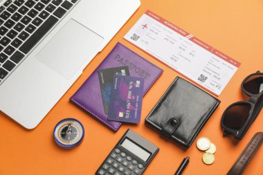 Renk arkaplan üzerinde seyahat ögeleri kümesi