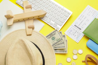 Renk arkaplan üzerinde seyahat ögeleri kümesi