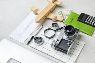 Işık arkaplanındaki seyahat ögeleri kümesi