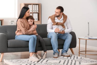 Ofiste aile ile çalışan erkek psikolog.