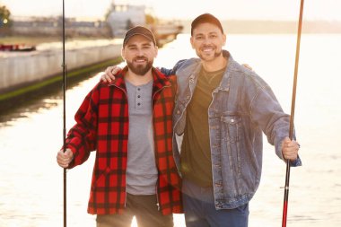 Nehirde balık tutan mutlu genç adamlar
