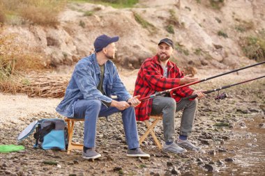 Nehirde balık tutan gençler