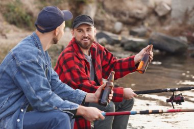 Nehirde balık tutan gençler