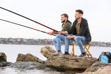 Nehirde balık tutan gençler