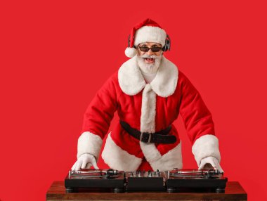 Havalı Noel Baba DJ renk arkaplanda müzik çalıyor