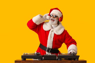 Havalı Noel Baba DJ renk arkaplanda müzik çalıyor