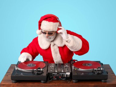 Havalı Noel Baba DJ renk arkaplanda müzik çalıyor