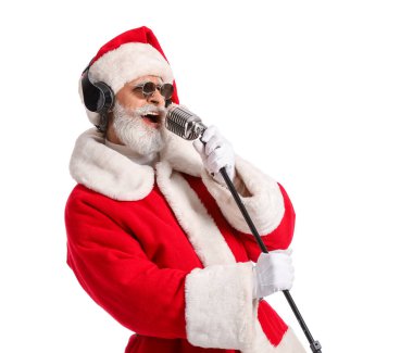 Havalı Noel Baba mikrofonuyla Noel şarkısını beyaz arka planda söylüyor.