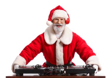 Havalı Noel Baba DJ beyaz arka planda müzik çalıyor