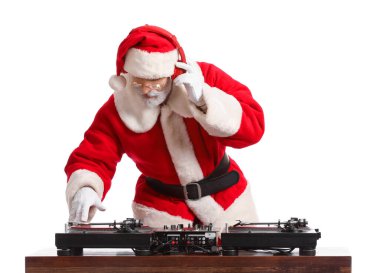 Havalı Noel Baba DJ beyaz arka planda müzik çalıyor