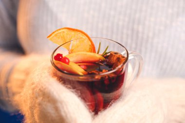 Lezzetli şaraplı kadın, yakın plan.