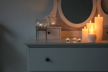 Odadaki çekmecelerde bir sürü farklı mum var.