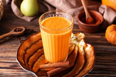 Masada bir bardak lezzetli balkabağı püresi