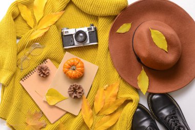 Şık kıyafetler ve not defterleriyle sonbahar kompozisyonu