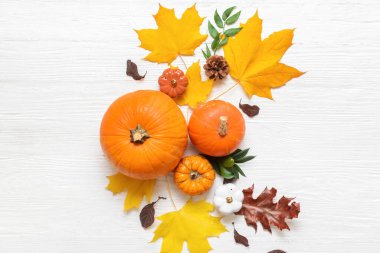 Beyaz ahşap arka planda güzel sonbahar kompozisyonu