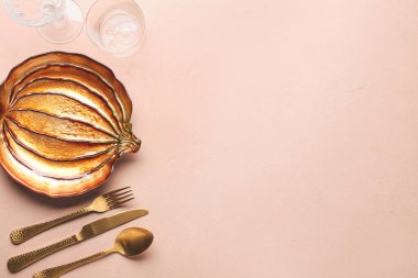 Renkli arka planda Şükran Günü kutlaması için güzel bir masa.