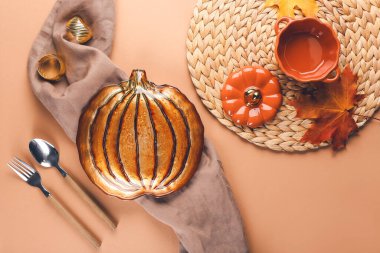 Renkli arka planda Şükran Günü kutlaması için güzel bir masa.