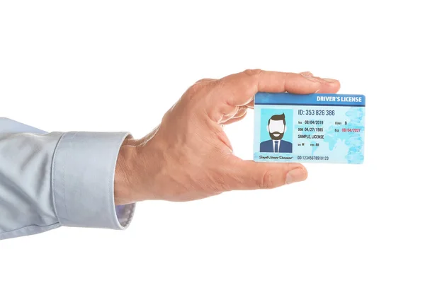 白い背景に運転免許証を持つ男性の手 — ストック写真